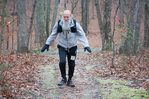 Trying not to slip on the ice, ^z coming into the Aid Station at mile 16 - photo by Hai Nguyen